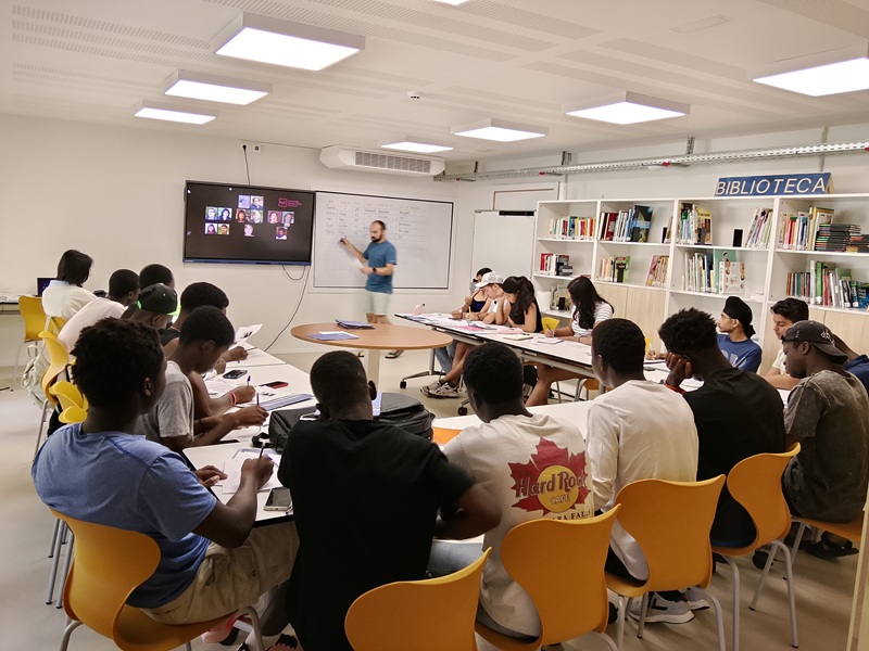 Més de quaranta joves participen en els cursos intensius de català i activitats per conèixer l’entorn