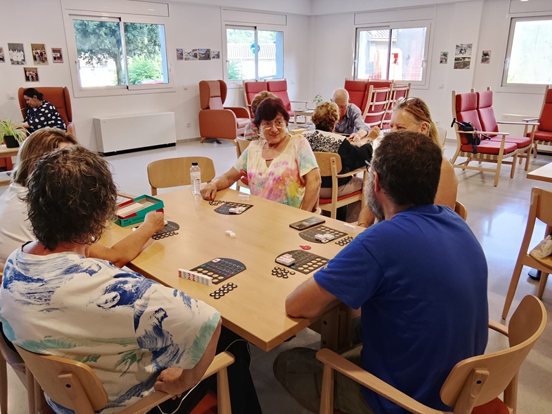 Els jocs de taula acosten diferents generacions als Casals de la Gent Gran de la Garrotxa